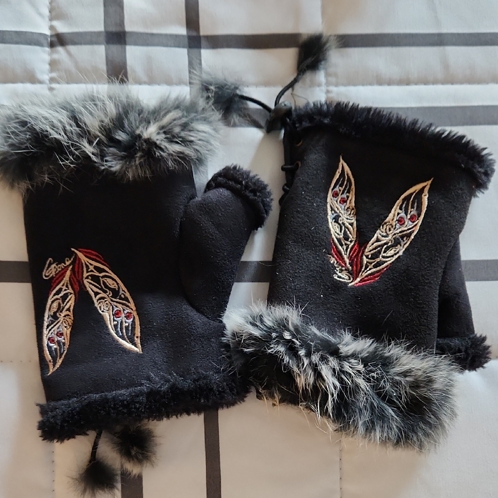 Elegant Black Fur-Trimmed Gloves